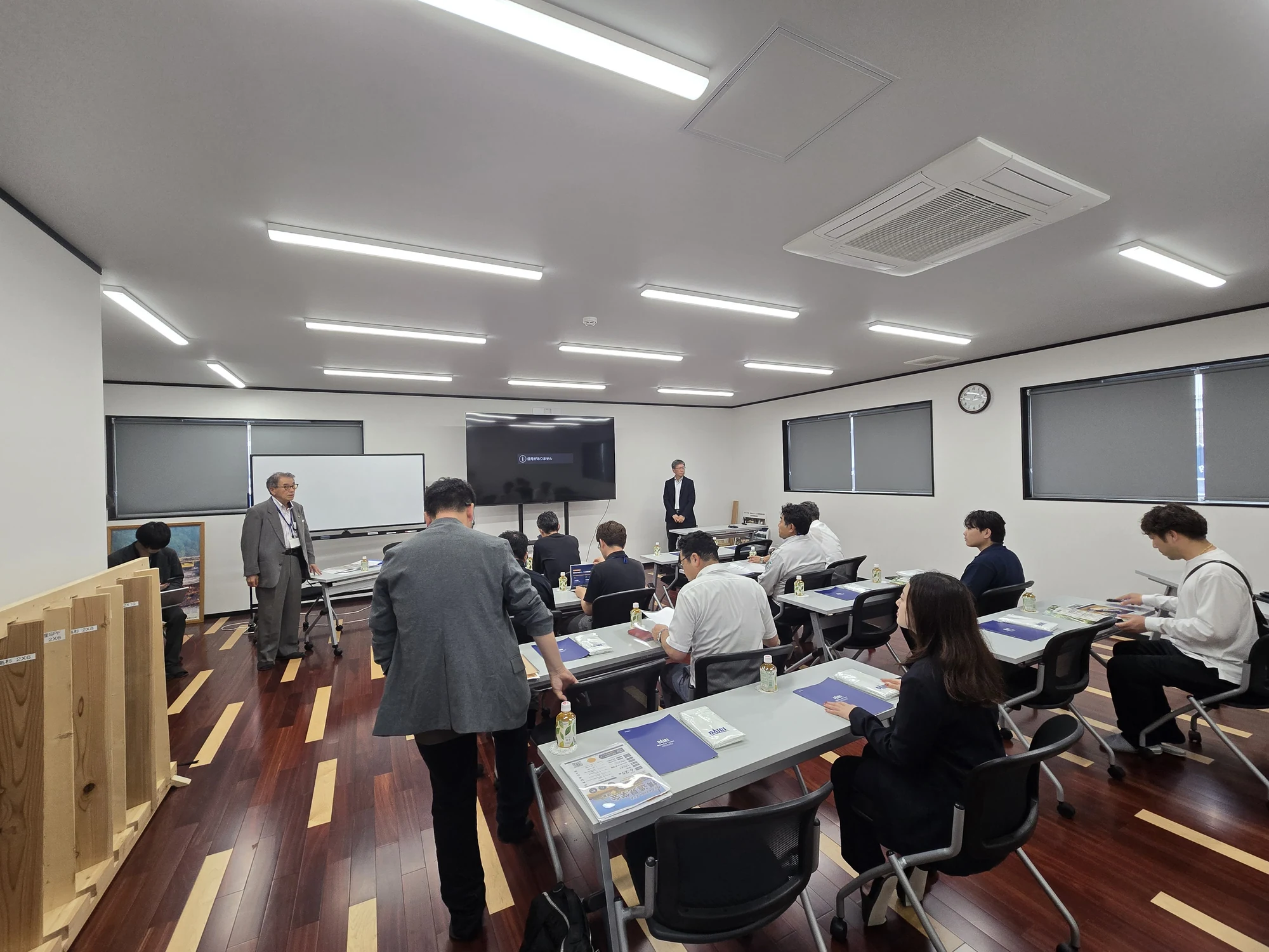 事務所内で行われた2×4技術と構造に関する講座